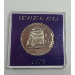 NEW ZELAND  1 DOLLAR 1978 IN ORIGINAL BOX